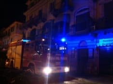 RIVAROLO - Prende fuoco l'insegna della Reale Mutua - FOTO