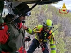ANDRATE - Parapendista svizzero precipita e resta incastrato tra gli alberi: recuperato dai vigili del fuoco