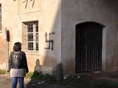 AGLIE' - IMBRATTATO IL CASTELLO CON SCRITTE NAZISTE