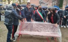 FAVRIA - Una panchina rossa nel parco per dire «No» alla violenza contro le donne - FOTO e VIDEO