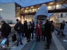 IVREA-TORINO - Treni zeppi, Salizzoni con i pendolari: «Questi vagoni sono il posto giusto per prendere il covid» - FOTO