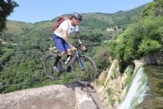 CASTELLO DI MASINO - Vittorio Brumotti in Canavese per la seconda tappa del tour «FAI Squadra con Brumotti»