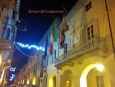RIVAROLO - Tornano le luci di Natale nelle vie del centro dopo un anno di stop forzato (e tante polemiche)