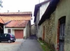 RIVARA - Strada troppo stretta. I residenti: «Abbiamo paura»