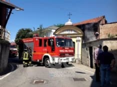 LUSIGLIE' - Incendio in un cortile: ci pensano i vigili del fuoco - FOTO e VIDEO