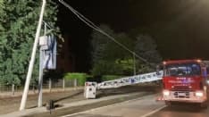 CHIVASSO - Violento temporale si abbatte sulla città: giù alberi, pali e segnaletica - FOTO