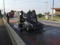 RIVAROLO - Auto in fiamme in corso Re Arduino
