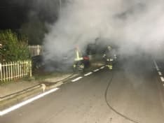 CASTELLAMONTE - Auto a fuoco nel cuore della notte, intervento dei vigili del fuoco - FOTO