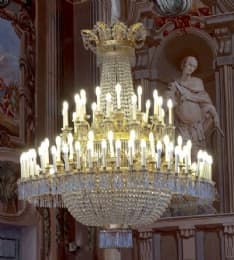 AGLIE' - Tornano a splendere gli stupendi e maestosi lampadari del castello