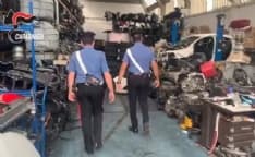 LEINI - Auto rubate smontate pezzo per pezzo in un'officina: due italiani e un nigeriano denunciati dai carabinieri - VIDEO
