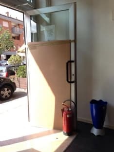 RIVAROLO - Spaccata al centro Vodafone, rubati tablet e cellulari