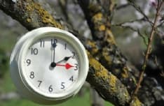 Torna l'ora legale: questa notte notte si cambia, lancette avanti