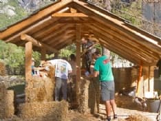 LOCANA - Si è concluso il primo laboratorio di muri in paglia