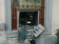 OGLIANICO - Sradicano bancomat ma non prendono un euro