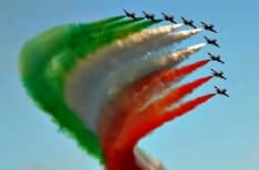 SAN GIUSTO CANAVESE - Le Frecce Tricolori hanno reso omaggio al capitano Dotto
