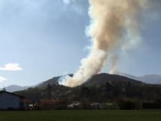 ALLARME INCENDI - Brucia la collina del santuario di Belmonte tra Pertusio e Valperga - FOTO