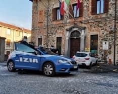 IVREA - 6000 euro di multa al giovane motociclista che scorrazzava con la moto tra i prati di Bellavista