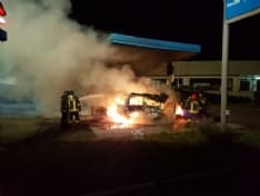 SAN GIUSTO CANAVESE - Grave incendio al benzinaio: furgone distrutto dalle fiamme - FOTO