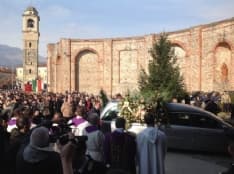 Tra apatica indifferenza e generosa compassione