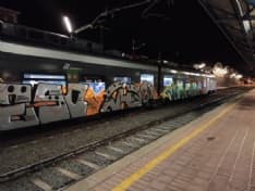 RIVAROLO CANAVESE - Treno vandalizzato riportato in officina. Fava: «Non ci sono parole per descrivere simili imbecilli»