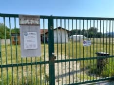 VALPERGA - Degrado e incuria all'impianto da calcio, Brunasso: «Dove sono sindaco e delegato allo sport?»