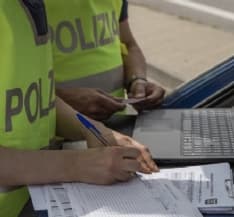 IVREA - Beccati senza mascherina dalla polizia: tre multe da 400 euro. Sanzione salata anche per un commerciante