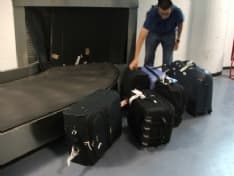 CASELLE - Orologi falsi nascosti nelle mutande: denunciato