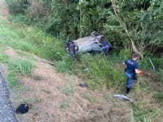FOGLIZZO - Spaventoso incidente sull'autostrada A5: un'auto ribaltata e cinque feriti