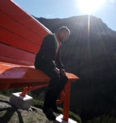 VALPRATO SOANA - A Piamprato installata la panchina gigante: è la prima in Canavese - FOTO