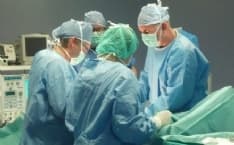 MEDICINA - Un doppio intervento al cuore senza incisione chirurgica: paziente salvo