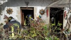 RIVAROLO - Incendio in una casa di frazione Pasquaro: salva una pensionata e venticinque cani - FOTO E VIDEO