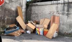 FAVRIA - Svuotano la cantina e abbandonano i rifiuti in piazza - FOTO