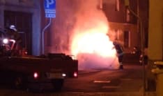 CASTELLAMONTE - Auto distrutta da un incendio in pieno centro: i vigili del fuoco domano le fiamme - FOTO E VIDEO
