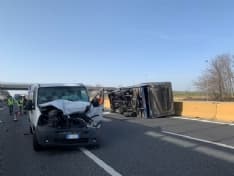 CHIVASSO - Incidente mortale sull'autostrada A4: vittima un camionista di 59 anni. Ferita anche una suora - FOTO