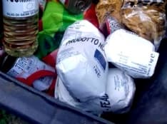 FAVRIA - Gli alimenti per i bisognosi buttati nella spazzatura - FOTO