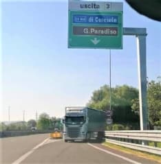IN CONTROMANO SUL RACCORDO TORINO-CASELLE - Autista del tir sbaglia lo svincolo della 460 e si ritrova dal lato opposto