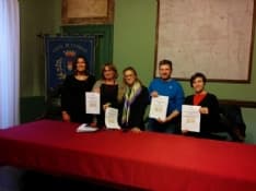 CUORGNE' - Genitori a pranzo con i figli nella mensa scolastica