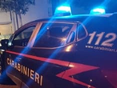BASSO CANAVESE - Non vedeva la figlia da anni, papà 44enne si toglie la vita in casa