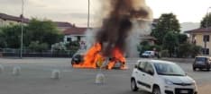 CASTELLAMONTE - Due auto devastate dalle fiamme in piazza Generale Romano - FOTO e VIDEO