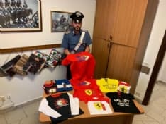 LEINI - Maglie della scuderia Ferrari rubate: tre denunciati
