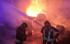 CASTELLAMONTE - Vasto incendio devasta cascinale, intervento dei vigili del fuoco in corso - FOTO