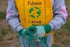 IVREA - Volontari e bambini al lavoro con «Puliamo il mondo»