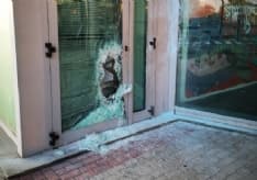 IVREA - Vandali sfasciano la porta a vetri della Gtt al Movicentro - FOTO