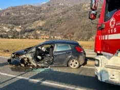 BORGOFRANCO D'IVREA - Schianto sulla statale 26, auto distrutta