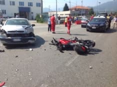 CASTELLAMONTE - Drammatico incidente stradale in via Piccoli: motociclista in prognosi riservata - FOTO e VIDEO