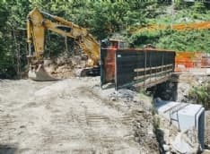 ALPETTE - In fase di ricostruzione il ponte che rischiava di cadere: i lavori procedono spediti - FOTO