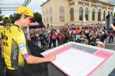 GIRO D'ITALIA - Una folla immensa per l'avvio della tappa Ivrea-Como: la città colorata di rosa - FOTO