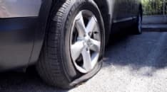 IVREA - I vandali squarciano le gomme delle auto in sosta