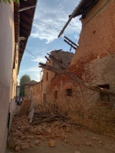 FAVRIA - Crolla parte di una casa in pieno centro, tanta paura ma nessun ferito - FOTO