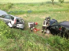 OZEGNA-RIVAROLO - Incidente stradale alla curva del Bogo: una donna ferita, due auto nel prato - FOTO e VIDEO